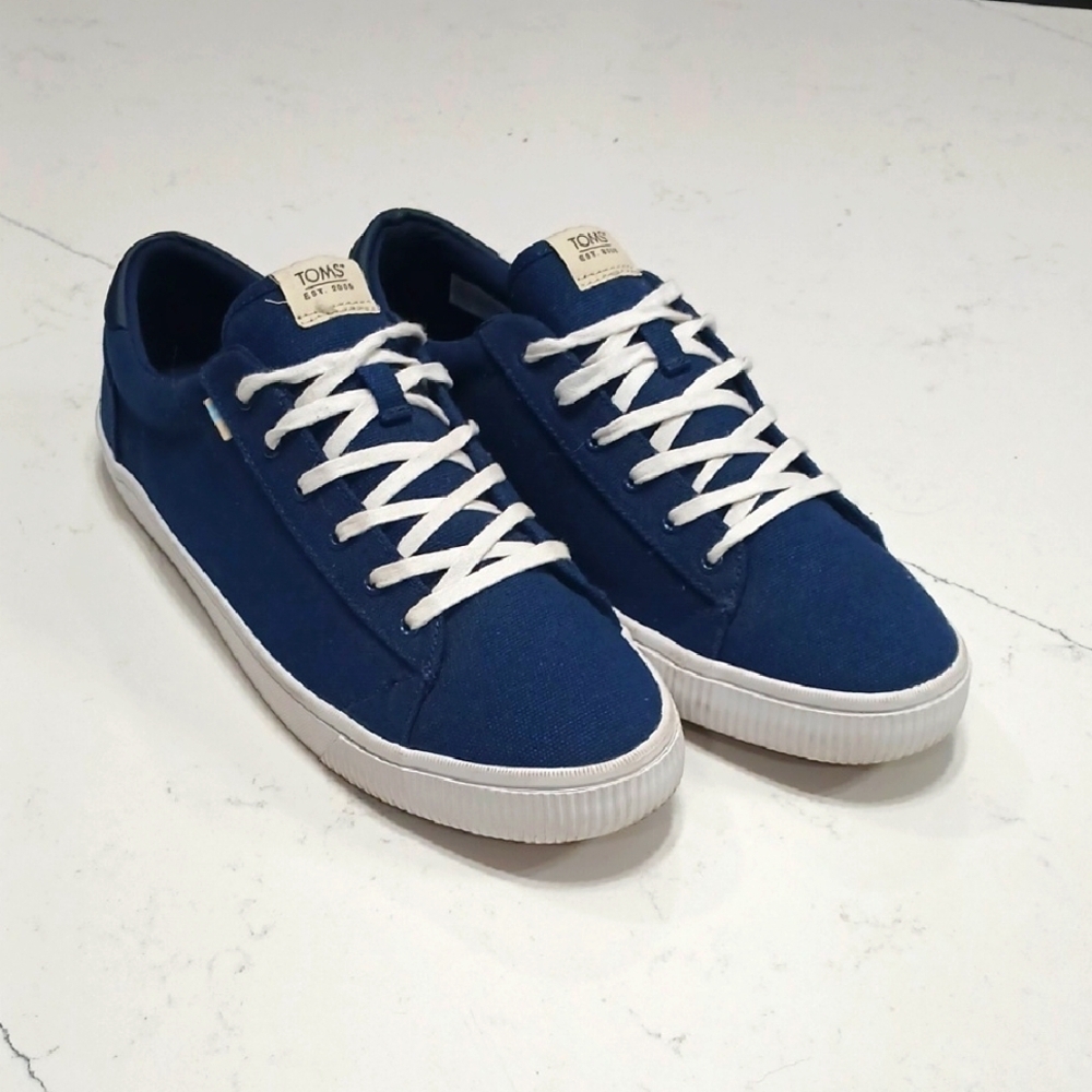 TOMS Men's Blue Canvas Sneakers. Size 10.5, pre-owned excellent conditions